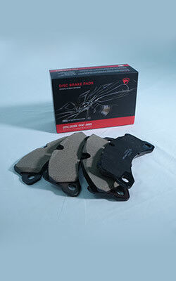 4 Pieces Per Set Ceramic Brake Pad Low Noise Operation Designed for Consistent Stopping Power and Minimal Dust Generation